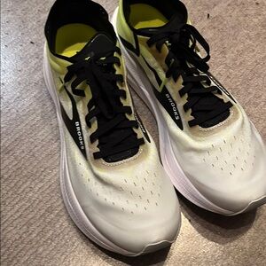 Brooks White and Black Athletic Shoes with Sleek Design